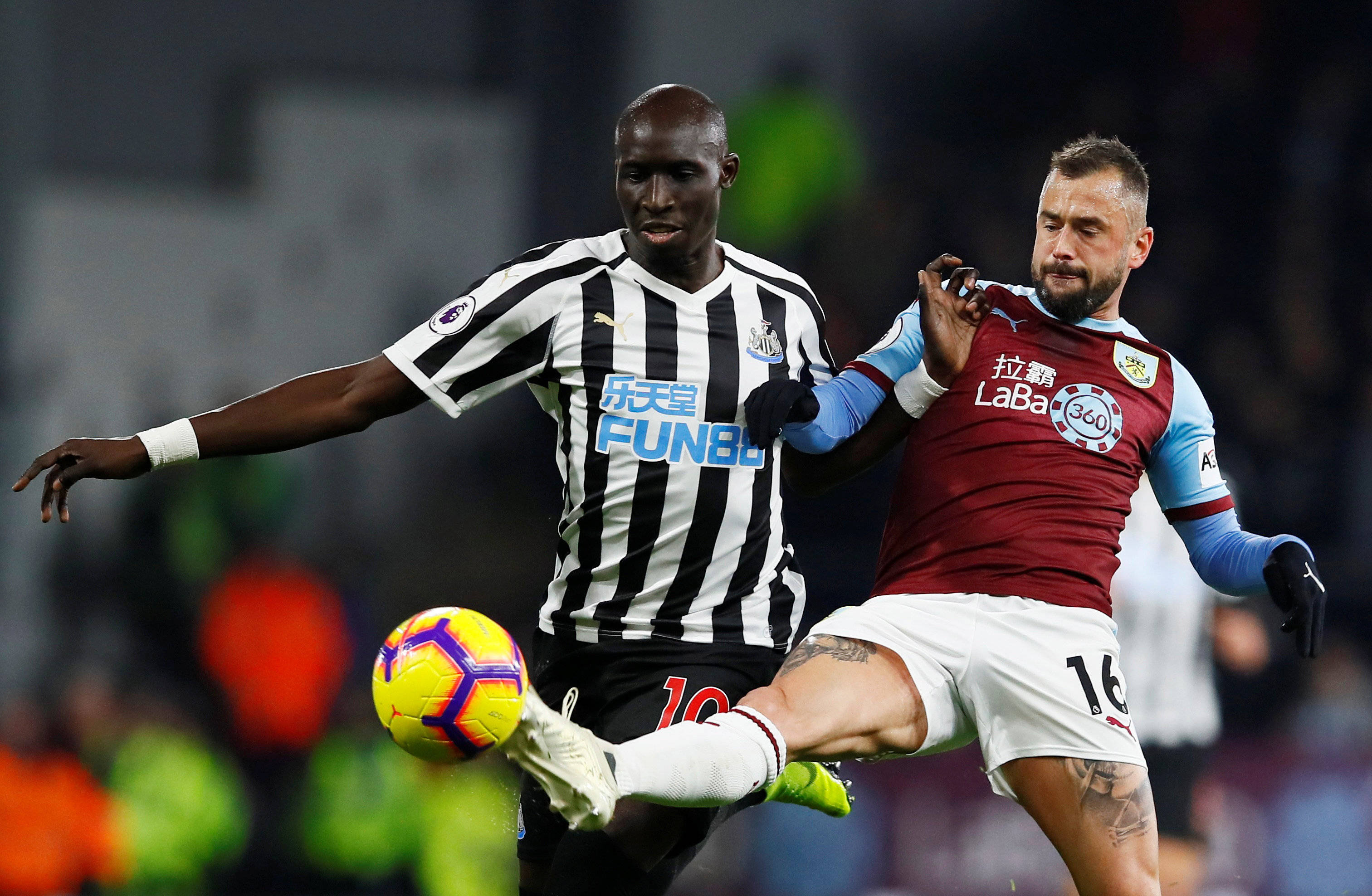 邮报：埃德森在土超遭水杯“轰炸”，欲将水杯踢回看台表不满