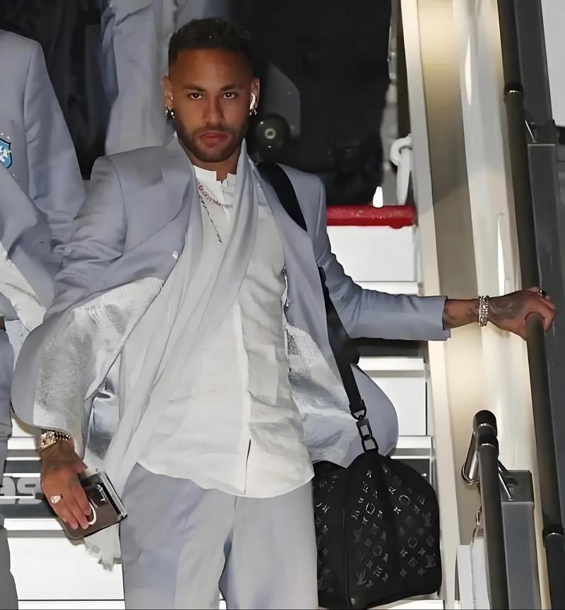 澳超官方：中央海岸水手vs悉尼FC因雷电天气推迟1个小时开球